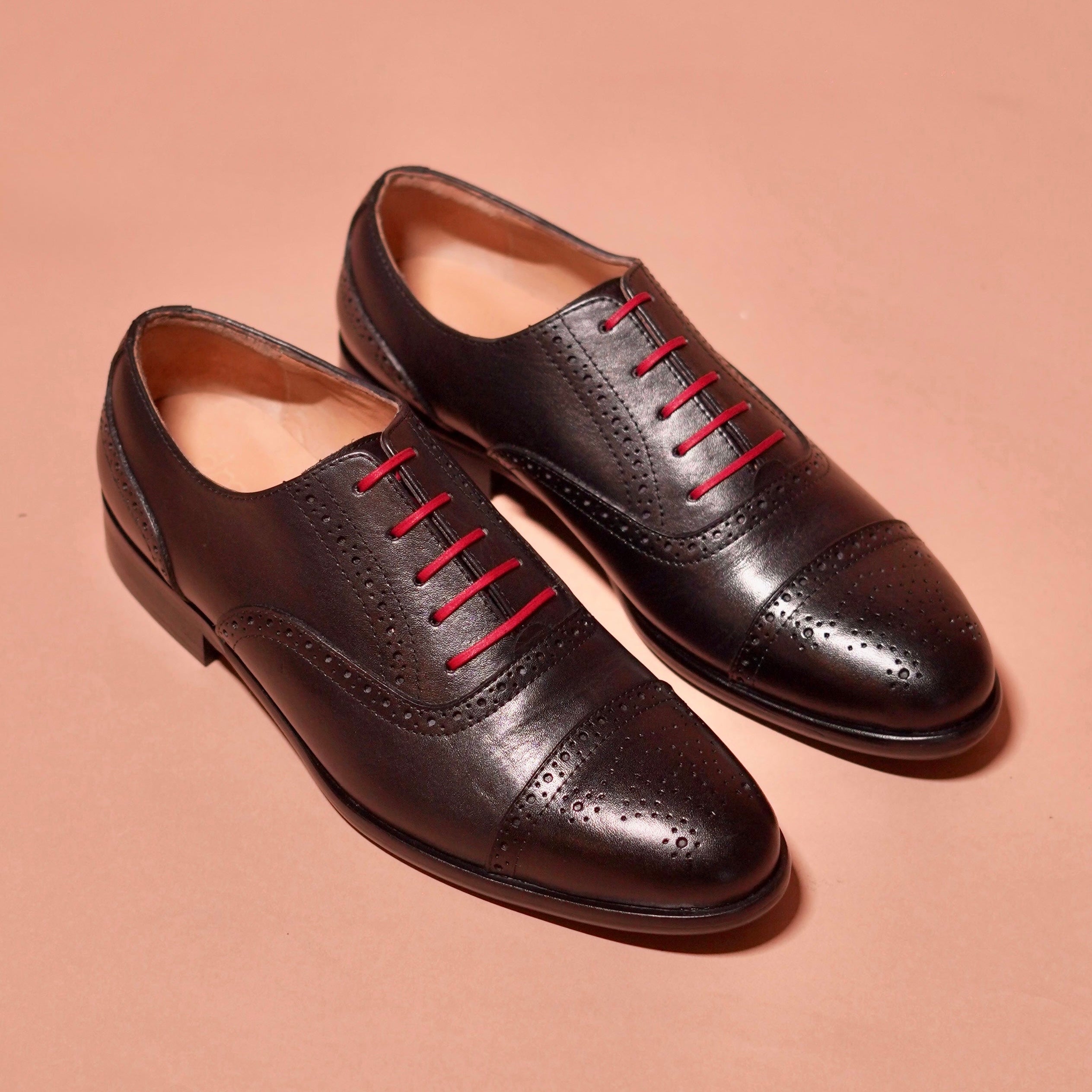 Assasino Rosso | Black cap-toe oxford brogue with bold red laces